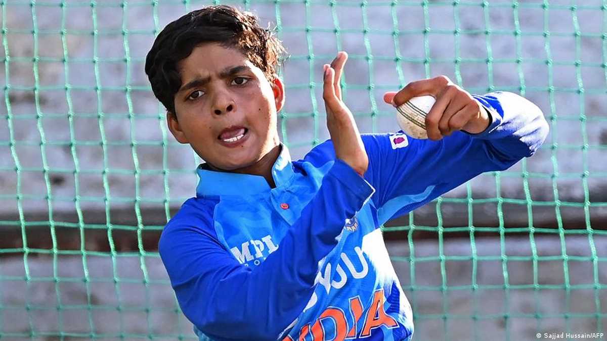 कभी जूते खरीदने के पैसे नहीं थे, अब क्रिकेट से मिला 10 लाख का चेक